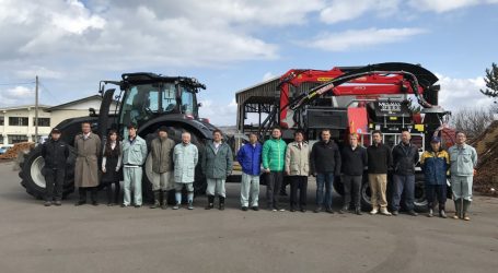 Mus Max übergibt Maschine in Japan