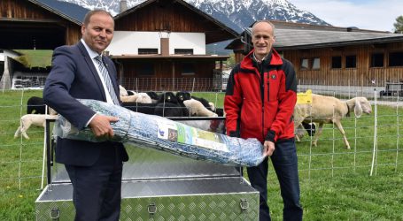 Land Tirol verleiht „Notfall-Kits“ zum Herdenschutz