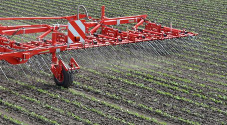 Elektronik steuert Arbeitstiefe vom Einböck-Striegel