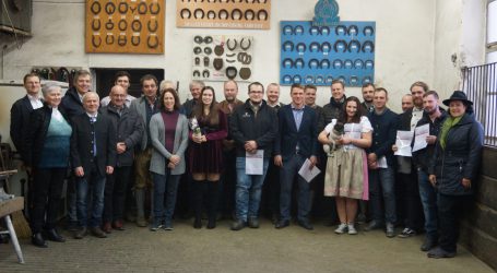 Weiße Fahne für Hufbeschlagskurs