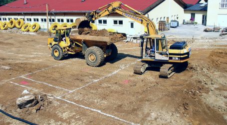 Beton und Bagger bedrängen unsern Acker