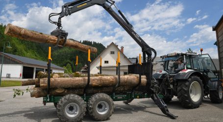 Bergbauernschule bekommt teures Forstgerät