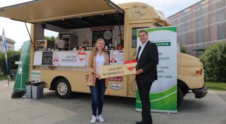 Vor der Hofburg parkt ein Food-Truck