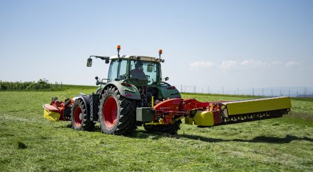 Extra breites Heckmähwerk plus Aufbereiter