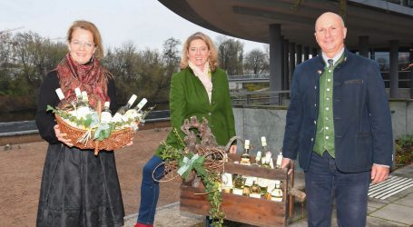 Blau-gelbe Jungweine liegen im Webshop bereit