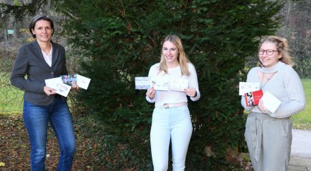 Warther Schülerinnen entwerfen Weihnachtskarten selbst