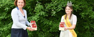 Nathalie und Antonia animieren zum Erdbeerkonsum