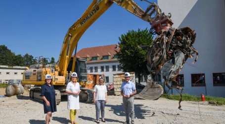 Bagger und Spaten vor LFS Mistelbach