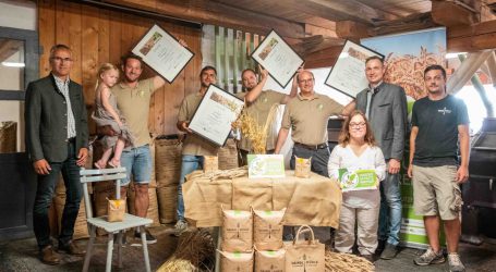 Wasserschutzbauern ernten erstes Getreide