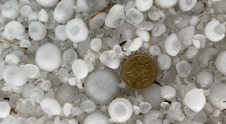 Glashäuser durch Hagelschlossen beschädigt