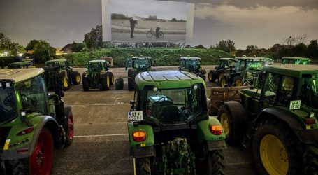 70 Traktoren vor Kinoleinwand