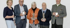 Ehrennadeln und Auszeichnungen an verdiente Bioproponenten