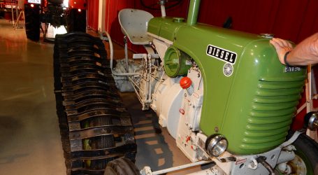 Technoparty mit 75-jährigem Modell