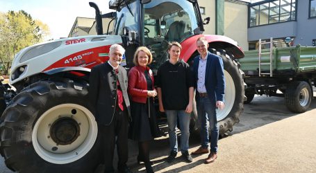 Marcel lenkt  geprüft den Traktor