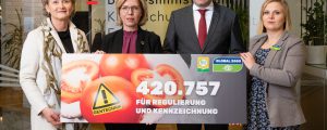 Regierung bekommt Petition überreicht
