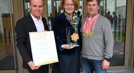 Goldene Honigwabe für Imkerschule