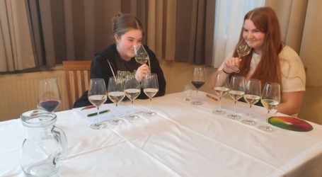 Schülerinnen schulen ihre Sinne