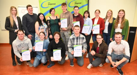 Rednerinnen und Redner vor den Vorhang