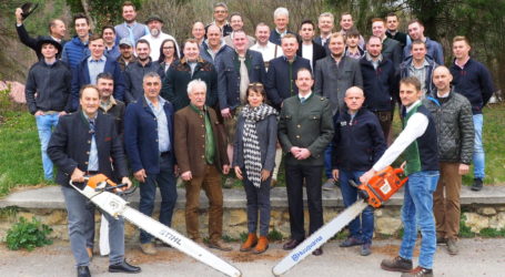 Weiße Fahne bei Forstfacharbeiterkurs