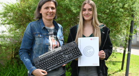 Schnellschreiberin am Computer ausgezeichnet