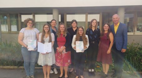 In der Heimhilfe ausgebildet