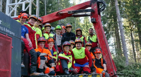 Warther Schüler übten an Forstmaschine