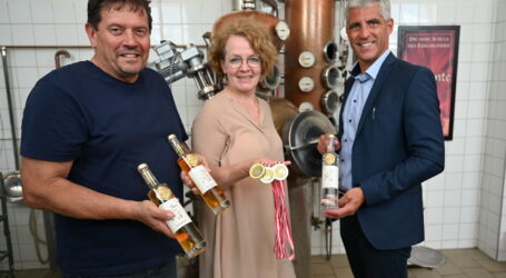 Weinbauschule bekommt Edelbrände vergoldet