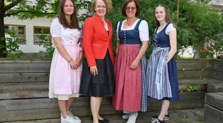 Schülerinnen schneidern eigenes Dirndl