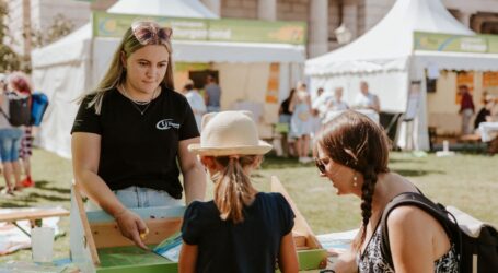 Kinder lernen Landwirtschaft im Spielen