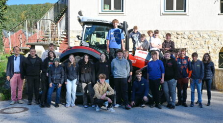 Forsttraktor für Praxis-Unterricht übergeben