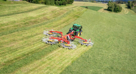 Pöttinger Vierkreiselschwader mit Komfortsteuerung